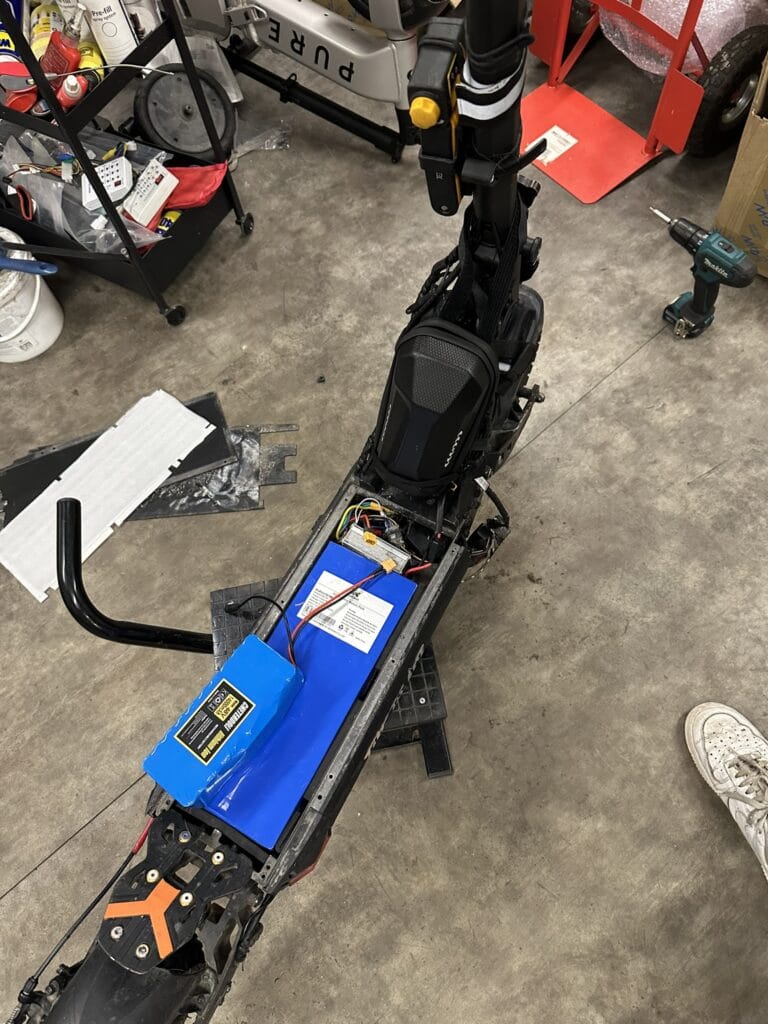 Sähköpotkulauta lisäakun asennus